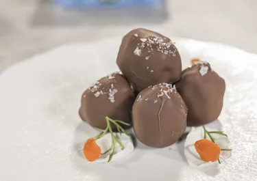 Bombones de chocolate caseros con frambuesa y queso