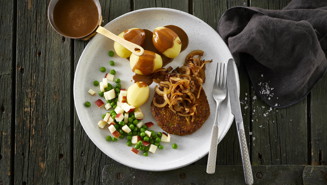 Grøntsagsbøf med brun sovs og bløde løg