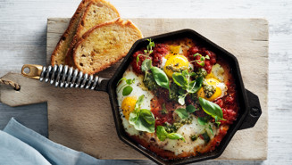 Tomatgryta med ägg och pesto