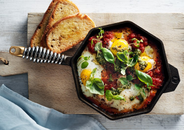 Tomatgryta med ägg och pesto