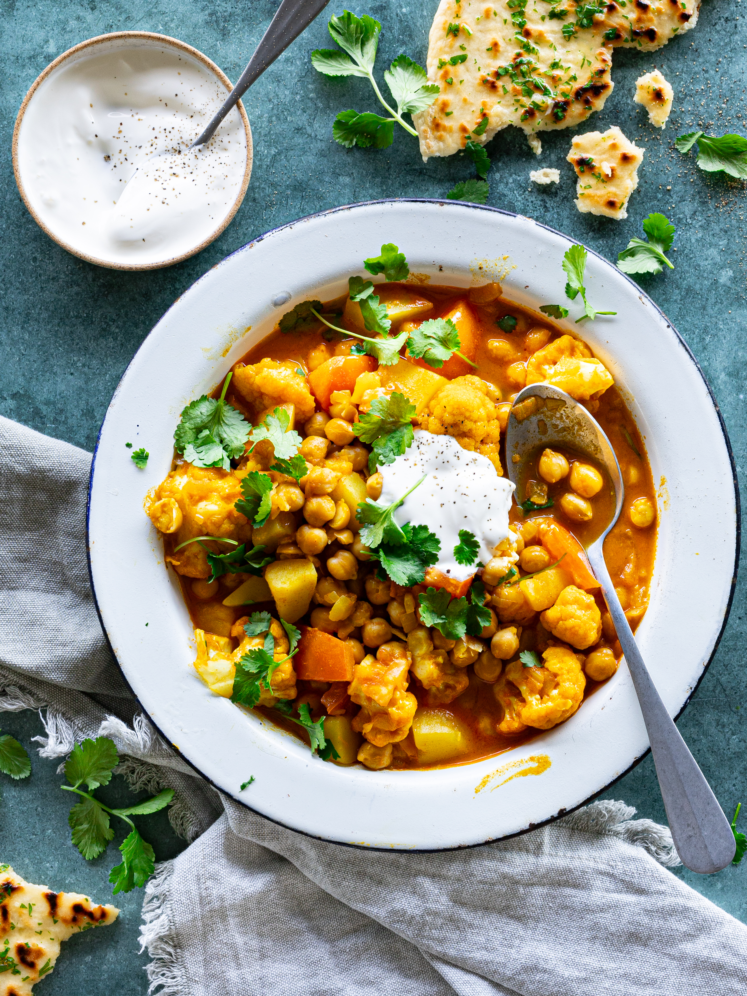 Kartoffelcurry med kikærter