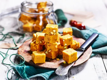 Pistaasipähkinä-sahramifudge sopii täydellisesti paitsi kahvin myös glögin kanssa nautittavaksi.