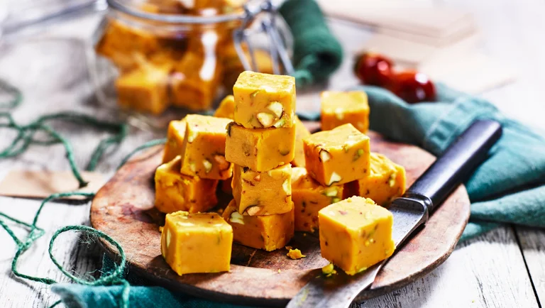 Pistaasipähkinä-sahramifudge