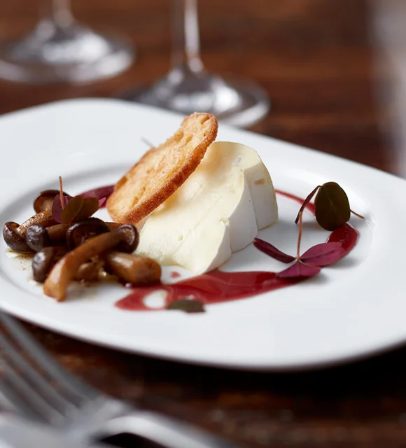 Creamy Brie beech mushrooms, croutons and syrup