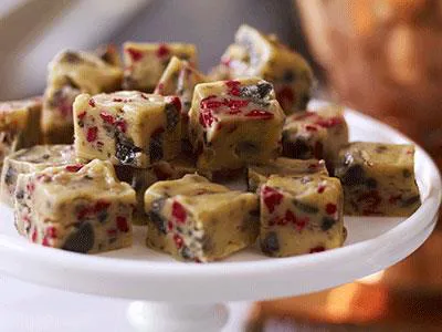 Härlig fudge att servera på julens gottebord. Krossad turkisk peppar och frystorkade hallon samsas i en vit chokladfudge. Den här blir garanterat en favorit bland julbordets gäster.