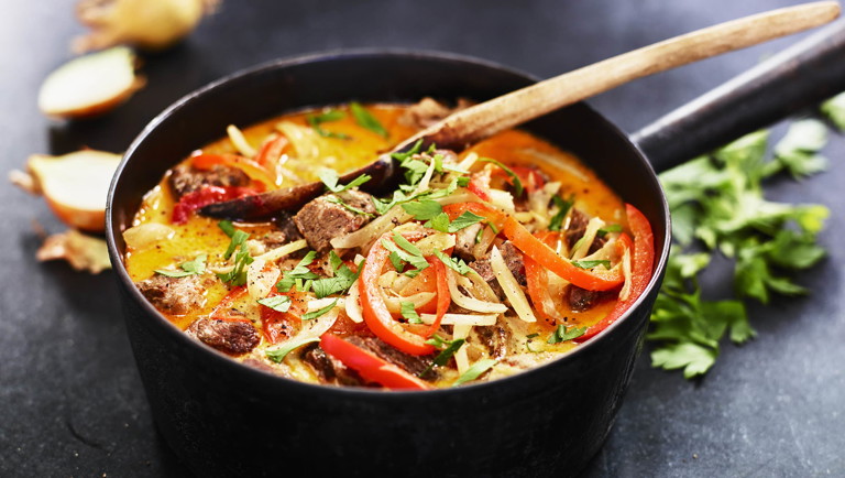 Oksegryde med syrnet fløde og sambal oelek