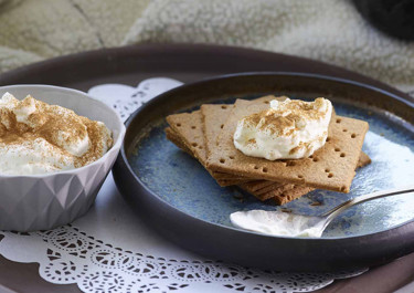 Μους cottage cheese με κράκερ μελιού