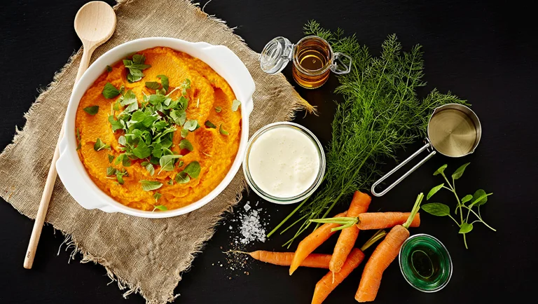 Gulerodspuré med brunet smør, merian og bronzefennikel