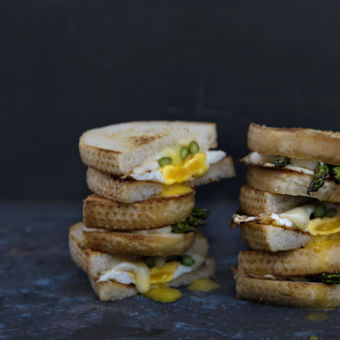 Panini med taleggio, sparris och stekt ägg