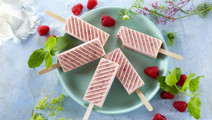 Hindbærispinde med yoghurt