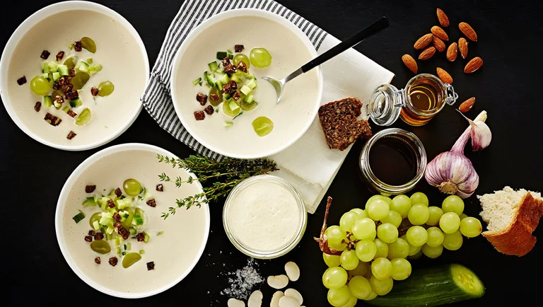 Ajo Blanco med agurk, grønne druer og rugbrødstern