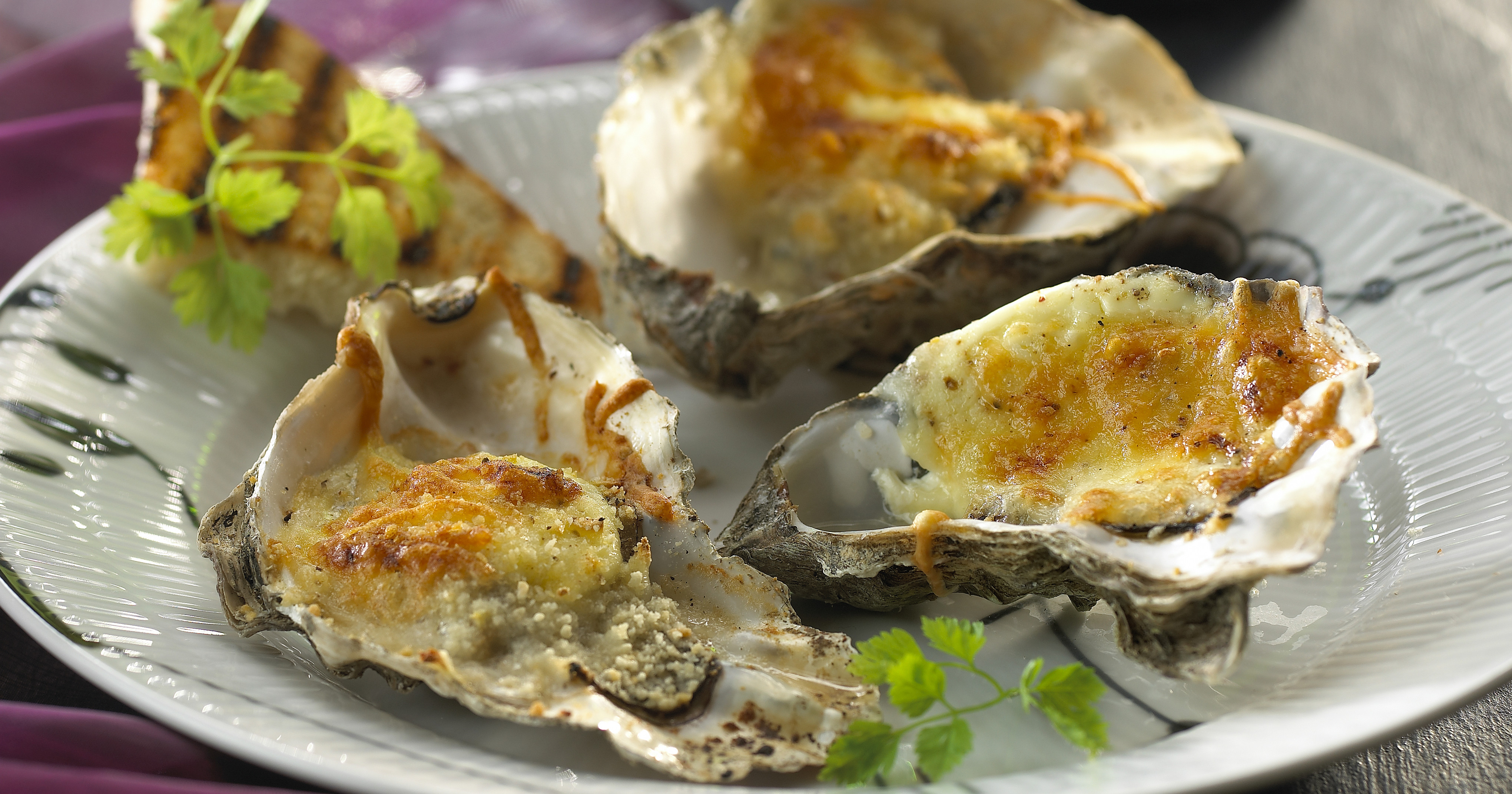 Gratinerede østers og ristet toast