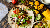 Tortillas med krydret kylling og majssalat