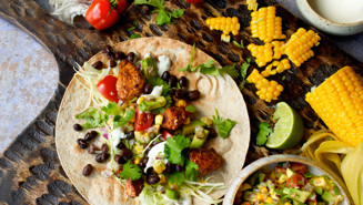 Tortillas med krydret kylling og majssalat