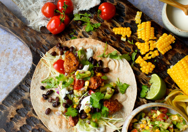 Tortillas med krydret kylling og majssalat
