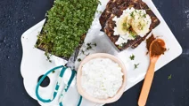 Fröig smörgås med banan, kanel och cottage cheese