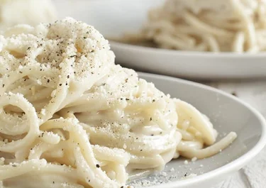 Pasta keto con salsa de queso