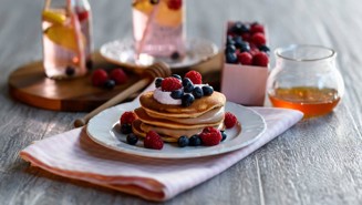 Pancakes με ταχίνι, μέλι και φρούτα