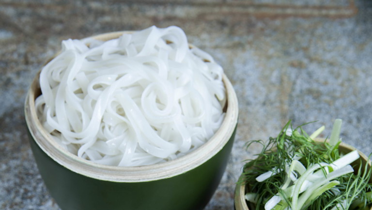 Suppe med fisk i vietnamesiske krydderier