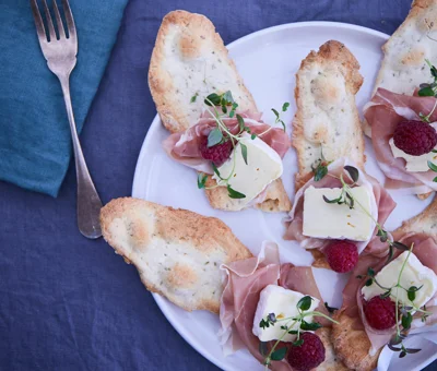 A QUICK SNACK WITH CREAMY WHITE CHEESE