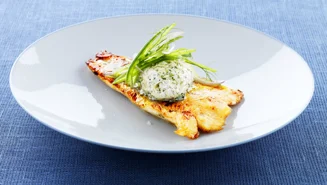 Stekt gös med ört- och skaldjurssmör och sockerärtsallad