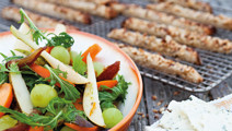 Ost med frugtsalat og nøddecroutoner