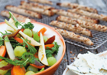 Ost med frugtsalat og nøddecroutoner