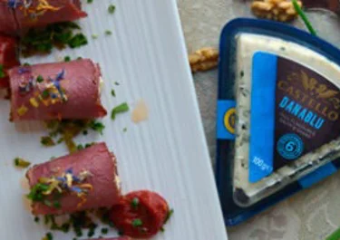 Rollitos de roast beef rellenos de queso y nueces