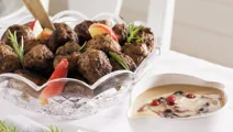 Vilda köttbullar med stekta äpplen