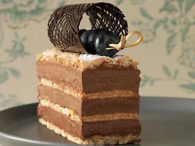 Budapestbakelsen i ett nytt utförande. Klassisk botten men fylld med chokladbavaroise och dekorerad med färska blåbär.
