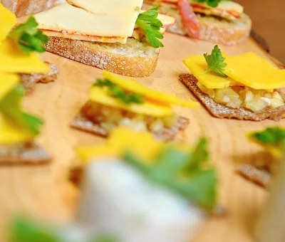 Roggenbrot-chips mit cheddar und ananas