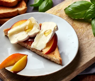 Castello® White with Goats' Milk, Paahtoleipä ja hunaja