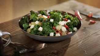 Paistettua lehtikaalia ja perunoita