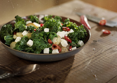 Paistettua lehtikaalia ja perunoita