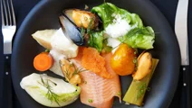 Röding med löjrom, blåmusslor och rotfrukter