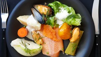 Röding med löjrom, blåmusslor och rotfrukter