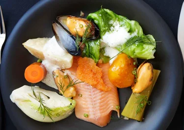 Röding med löjrom, blåmusslor och rotfrukter