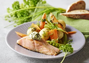 Nye grøntsager med stegt fisk