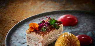 Schweinebraten mit Kartoffelkroketten und Rote-Bete-Siphon