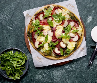 Summer pizza with Brie, bresaola and peach