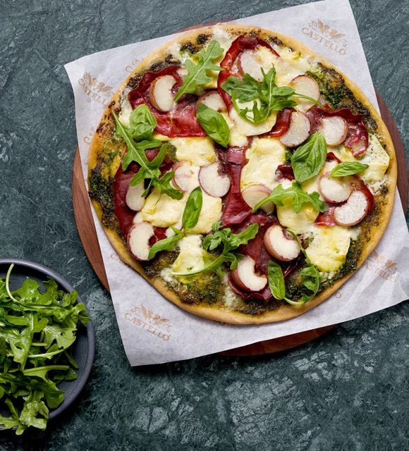 Summer pizza with Brie, bresaola and peach