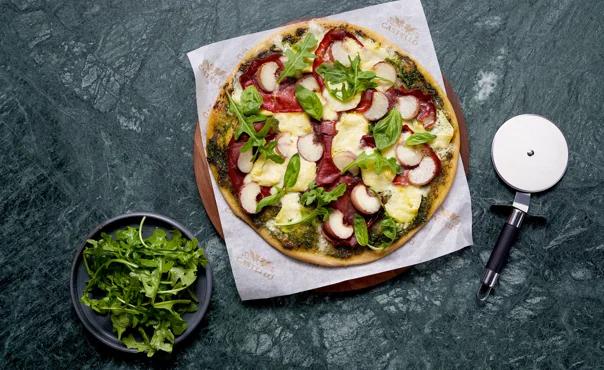 Summer pizza with Brie, bresaola and peach