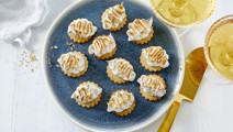 Biscuits with lemon curd and meringue