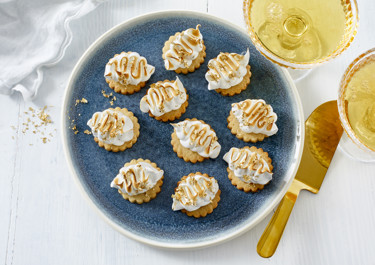 Biscuits with lemon curd and meringue