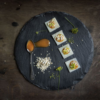 Parmesan med nypon och rostade frön