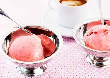 Sherbet på rabarber och jordgubbar