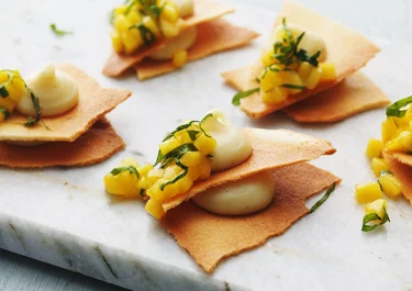 Petit-four med mango, mynta och vit choklad