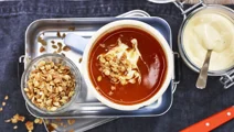 Nyponsoppa med rostad dinkelcrunch