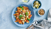 Penne i tomatsås med vitost och färsk basilika