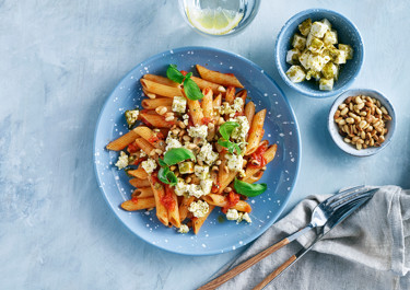 Penne i tomatsås med vitost och färsk basilika